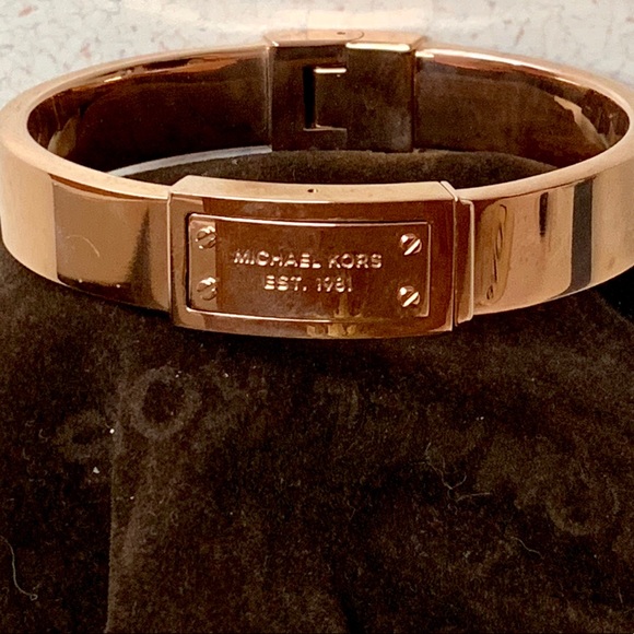 MICHAEL KORS ROSE TONE LOGO PLATE BANGLE NWOT - Picture 8 of 8